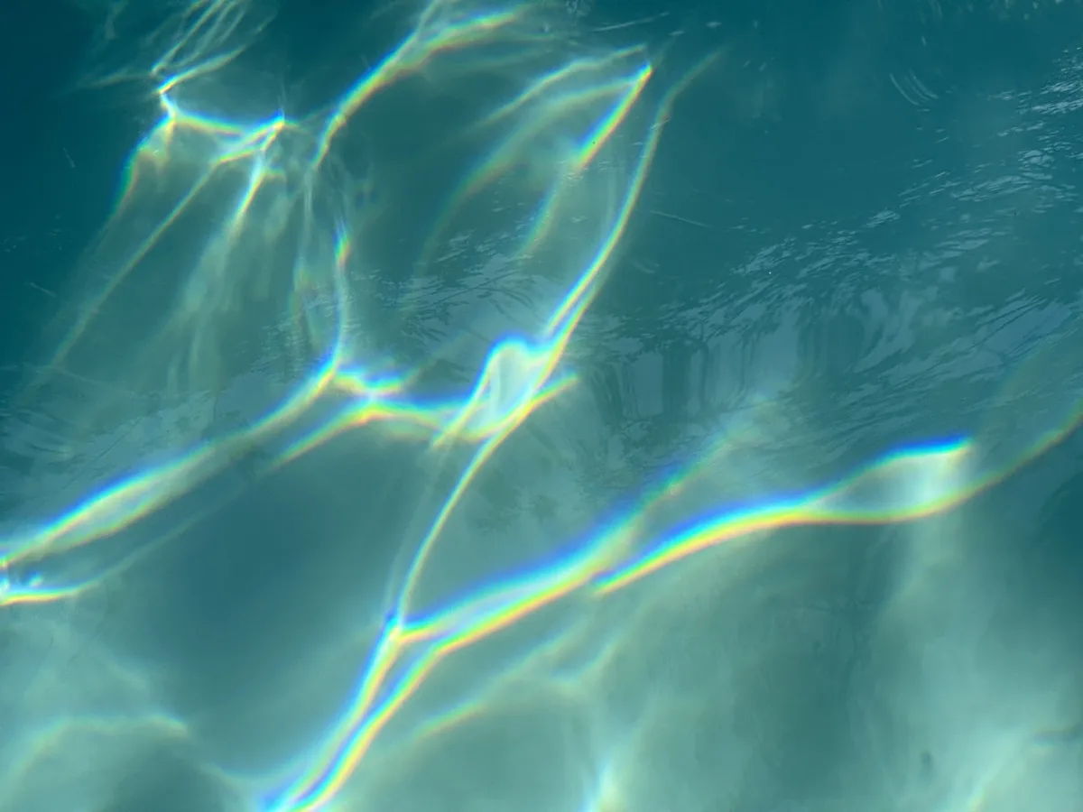 Blaue Faltung — Struktur, Fläche und Farbe im Detail von Ruth Seifert