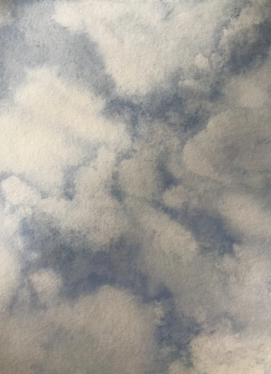 Gemaltes Wolkenbild in zarten Blau-, Grau- und Sandtönen